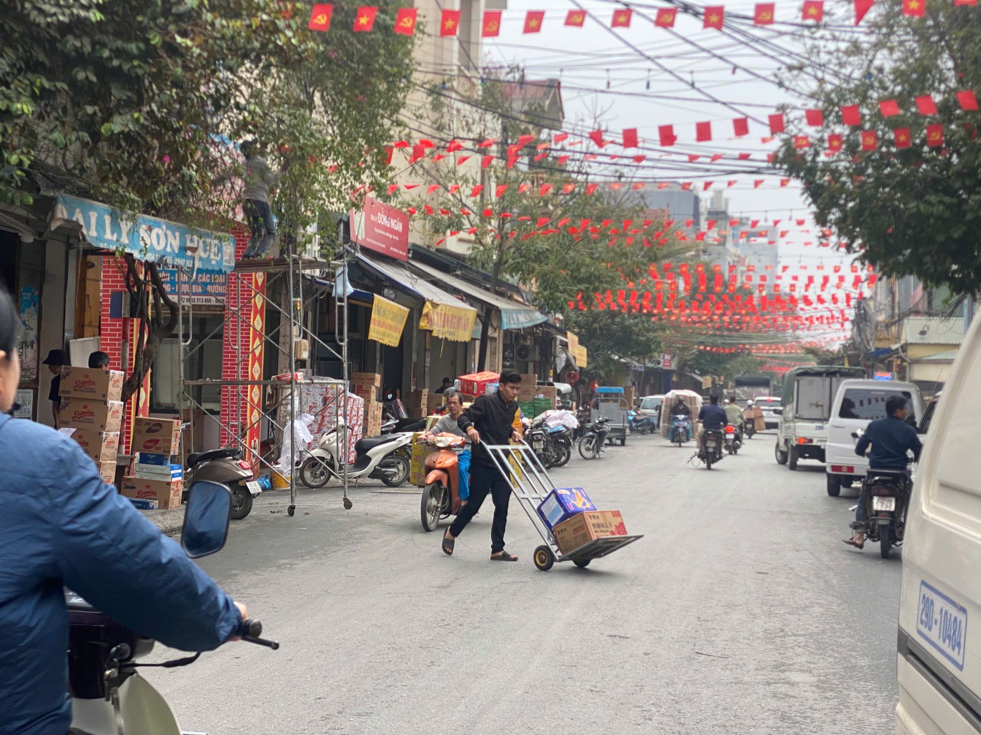 'Thủ phủ' bánh kẹo Hà Nội tất bật không ngơi tay dịp cận Tết - Ảnh 4.