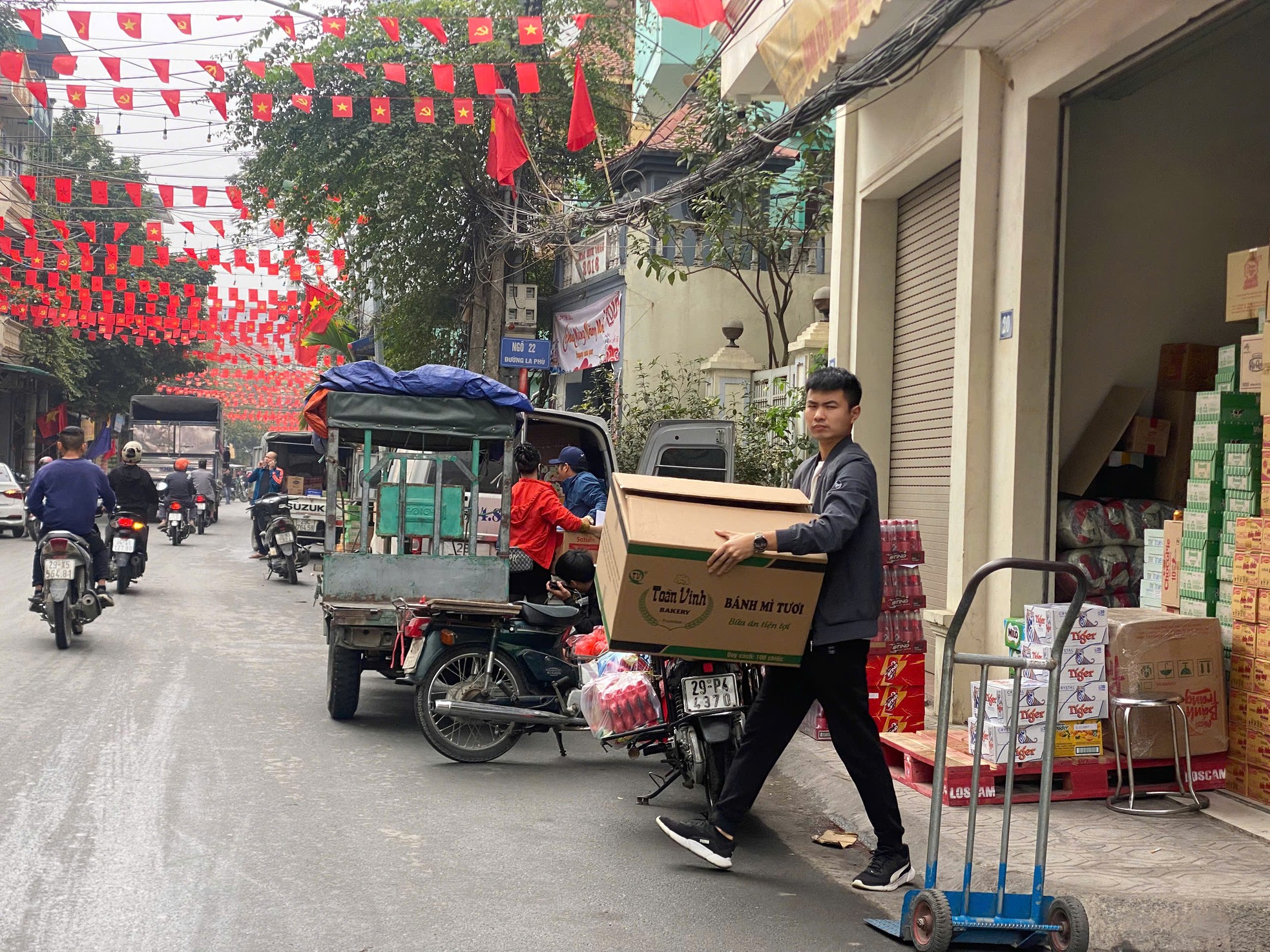 'Thủ phủ' bánh kẹo Hà Nội tất bật không ngơi tay dịp cận Tết - Ảnh 5.