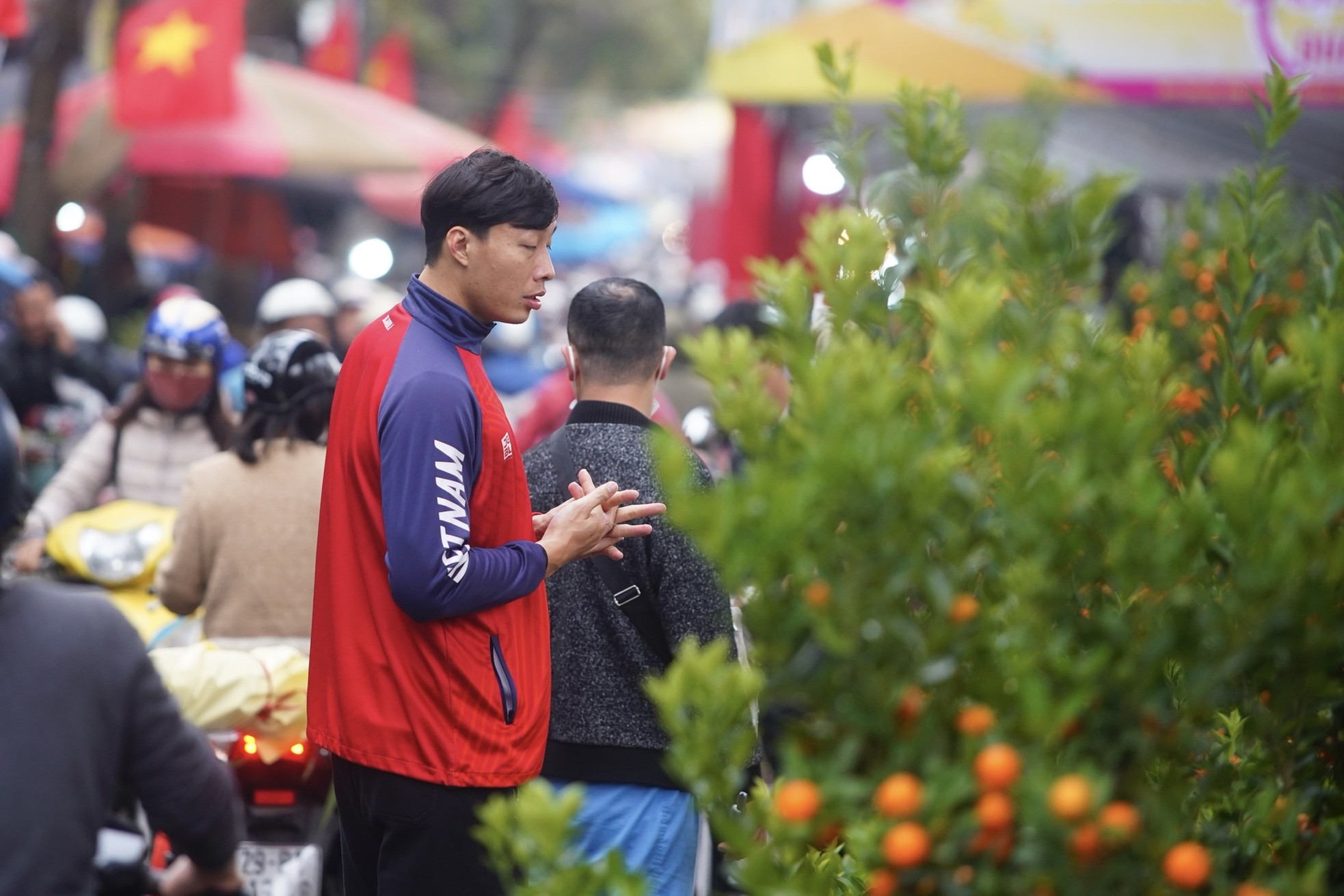 Ngày đầu kỳ nghỉ Tết Nguyên đán, người dân hồ hởi xuống phố &quot;săn&quot; đào, quất - Ảnh 25.