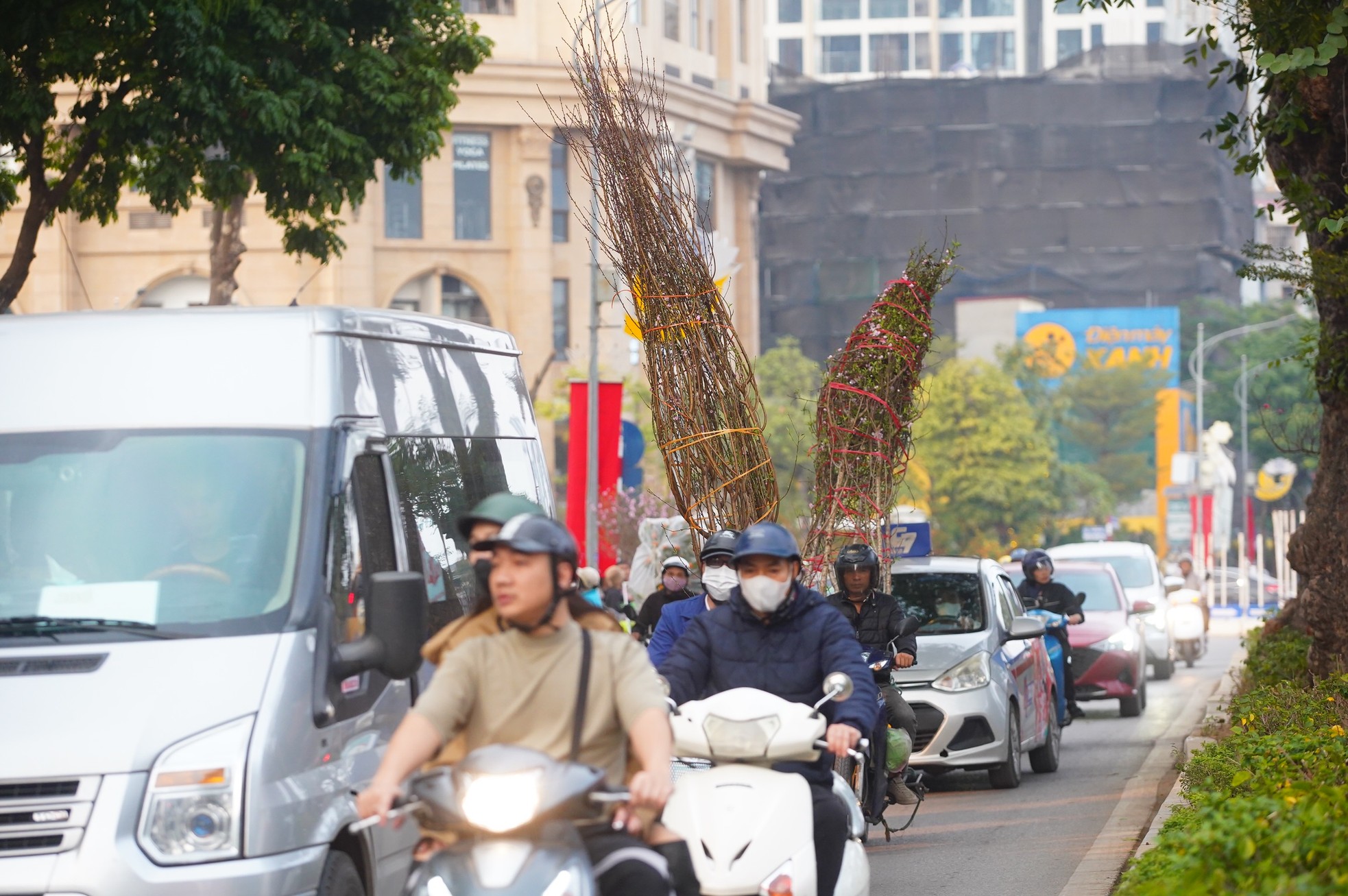 Ngày đầu kỳ nghỉ Tết Nguyên đán, người dân hồ hởi xuống phố &quot;săn&quot; đào, quất - Ảnh 20.