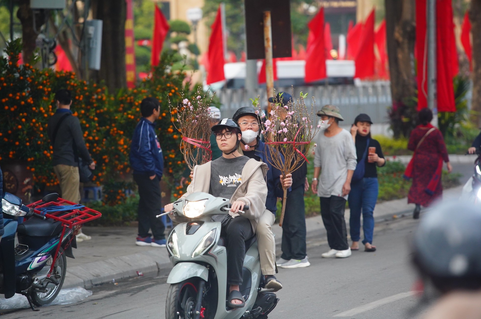 Ngày đầu kỳ nghỉ Tết Nguyên đán, người dân hồ hởi xuống phố &quot;săn&quot; đào, quất - Ảnh 19.