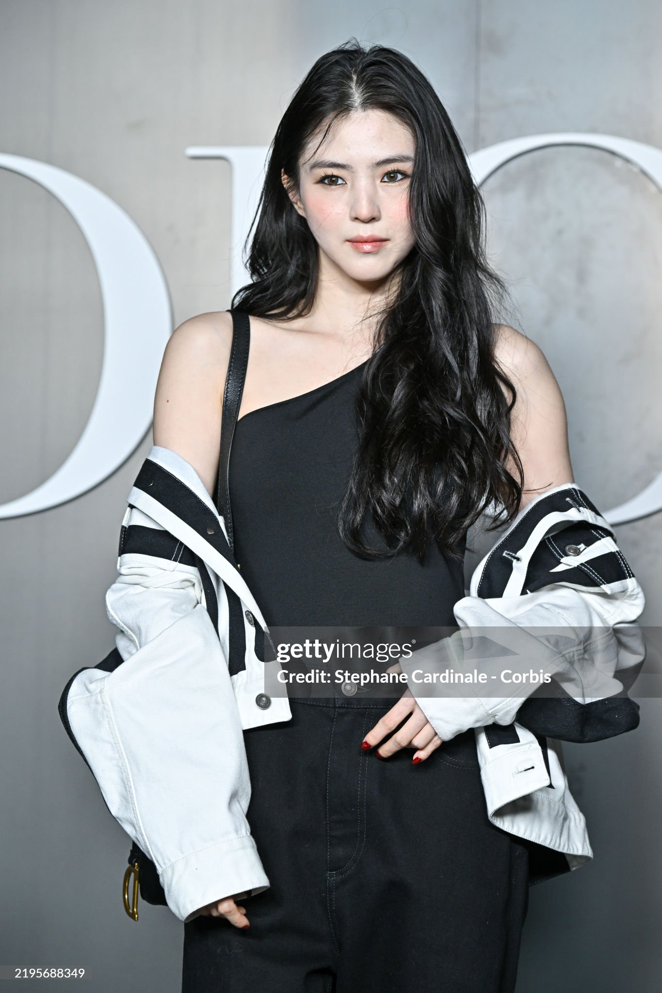 Han So Hee đi fashion week nhưng gặp 