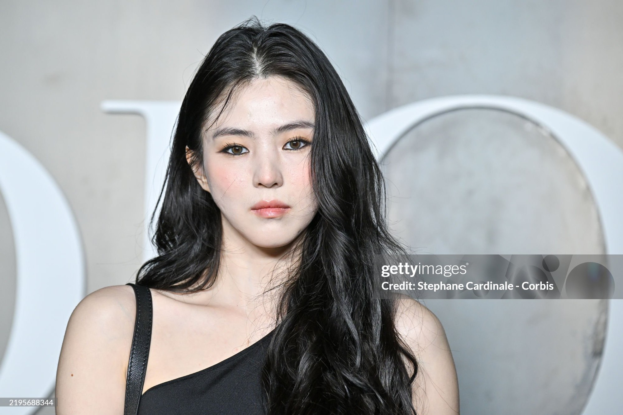 Han So Hee đi fashion week nhưng gặp 