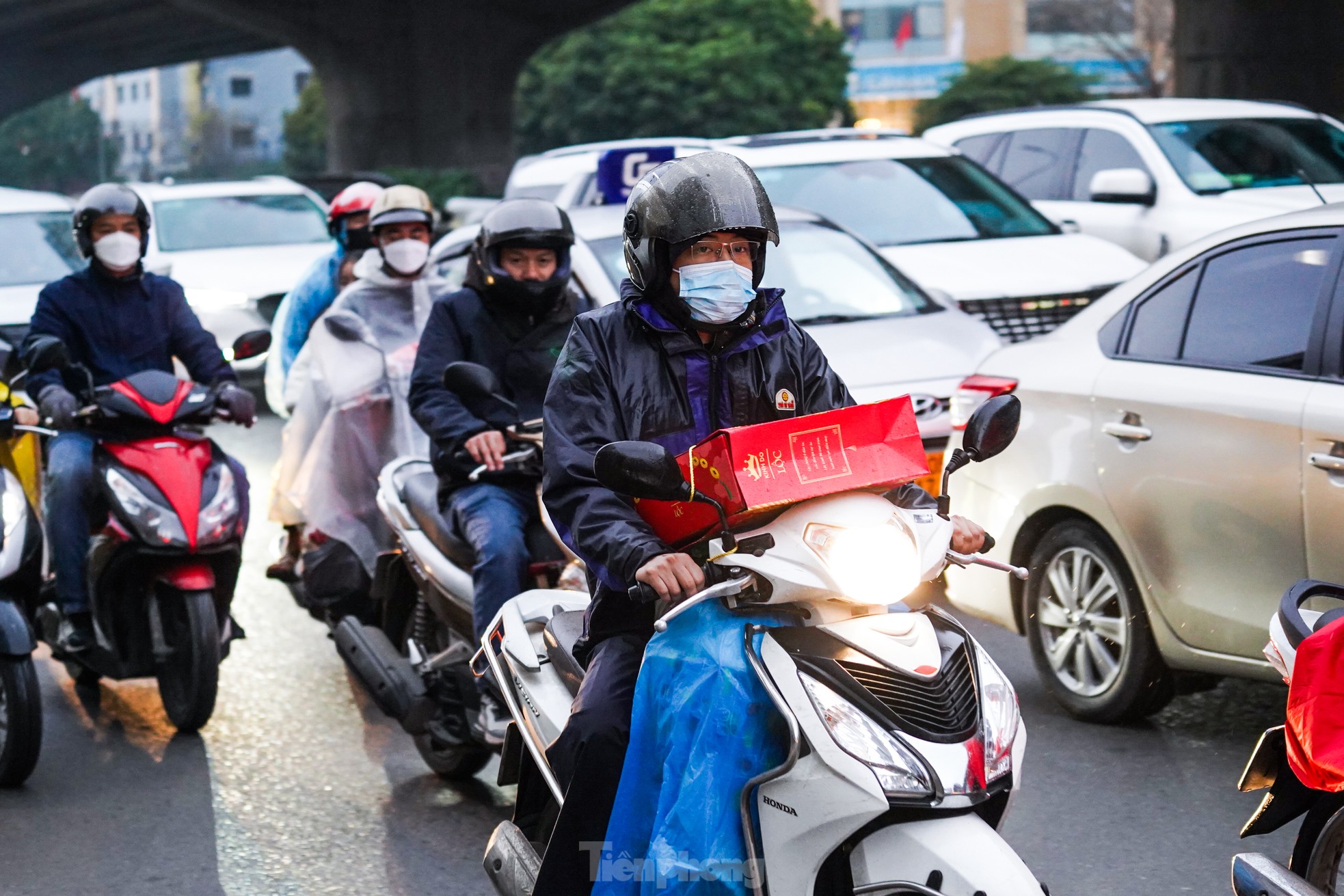 Người dân vượt mưa rét, ùn tắc, rời Thủ đô về quê từ tờ mờ sáng - Ảnh 8.