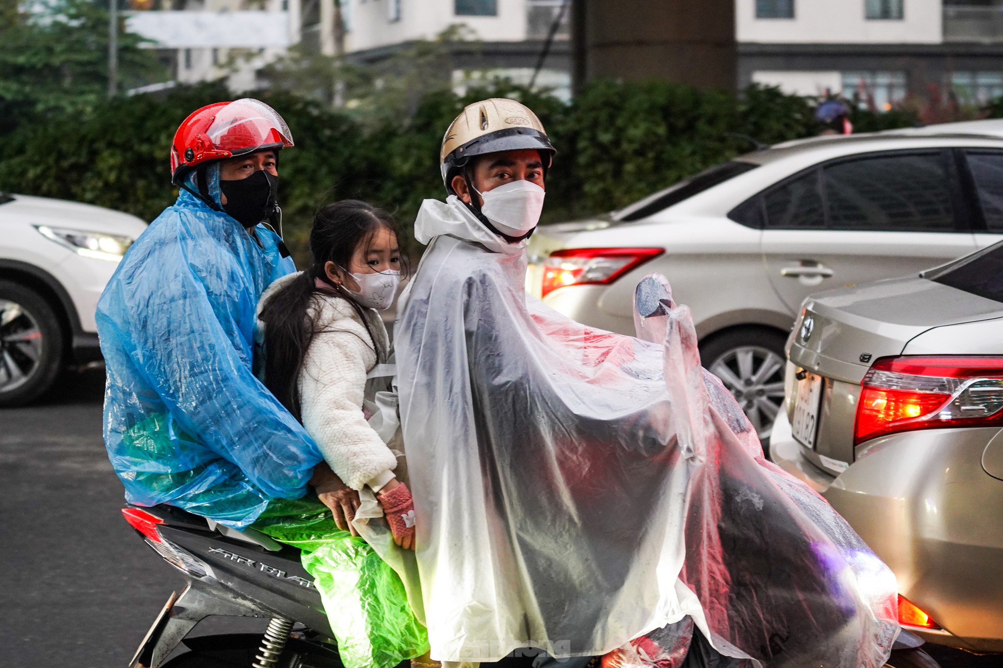 Người dân vượt mưa rét, ùn tắc, rời Thủ đô về quê từ tờ mờ sáng - Ảnh 11.