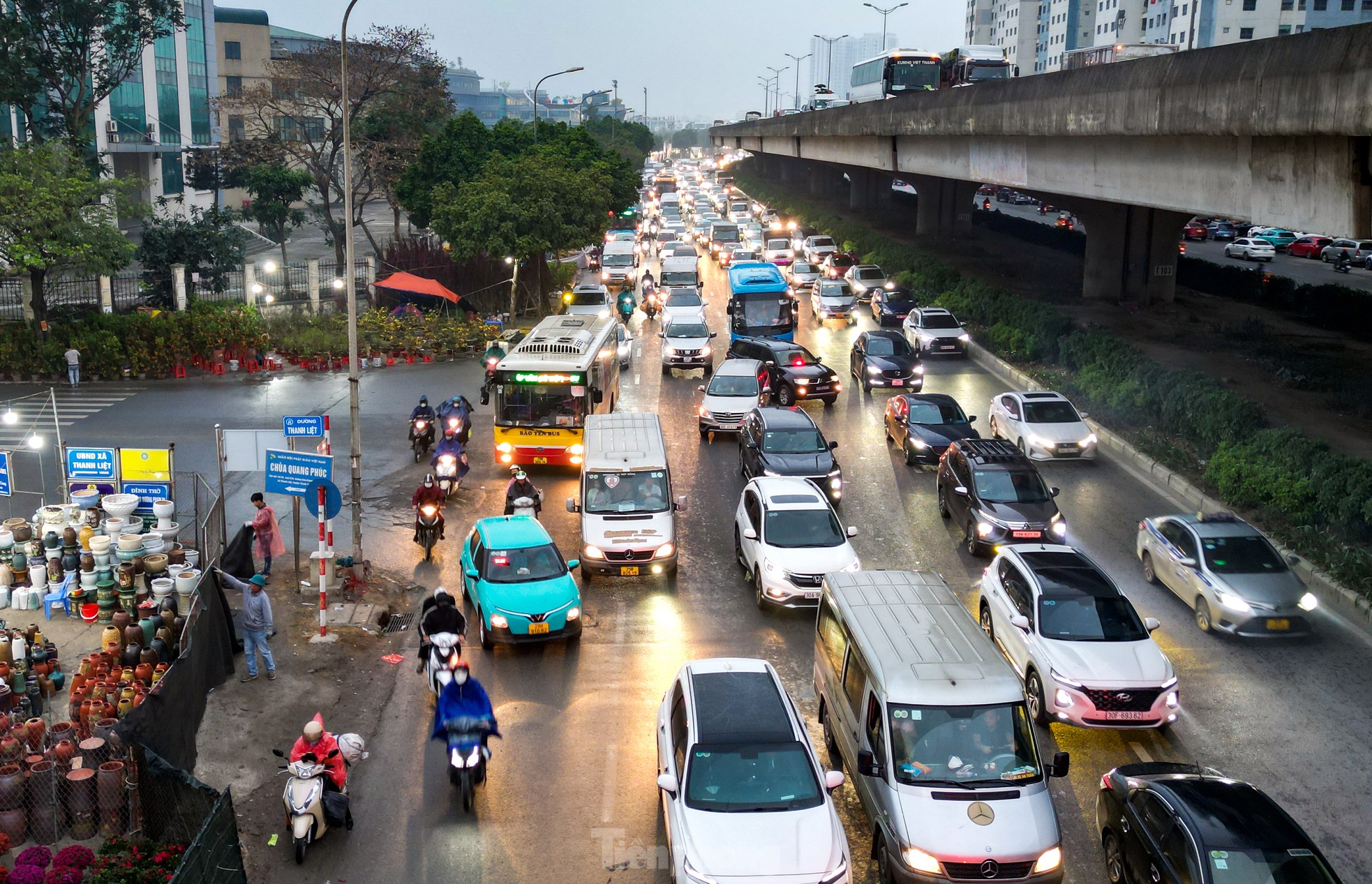 Người dân vượt mưa rét, ùn tắc, rời Thủ đô về quê từ tờ mờ sáng - Ảnh 9.