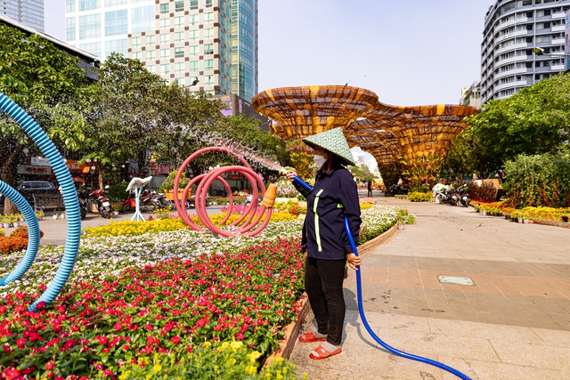 Cận cảnh nàng Tỵ cao 10 mét đội nón lá trên đường hoa Nguyễn Huệ, được mệnh danh là &quot;trùm cuối&quot; linh vật 2025 - Ảnh 13.