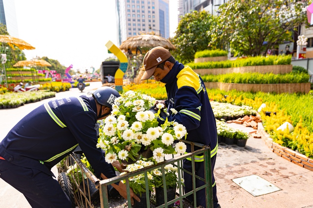 Cận cảnh nàng Tỵ cao 10 mét đội nón lá trên đường hoa Nguyễn Huệ, được mệnh danh là &quot;trùm cuối&quot; linh vật 2025 - Ảnh 15.