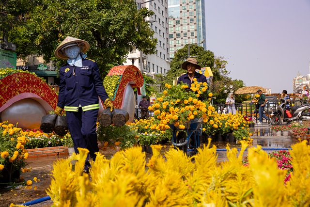 Cận cảnh nàng Tỵ cao 10 mét đội nón lá trên đường hoa Nguyễn Huệ, được mệnh danh là &quot;trùm cuối&quot; linh vật 2025 - Ảnh 14.