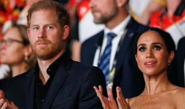 Harry và Meghan: Cú sốc từ Vanity Fair và những góc khuất hậu chia tay hoàng gia- Ảnh 1.