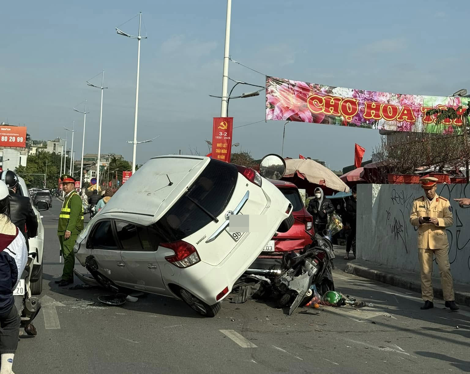 Hà Nội: Tai nạn liên hoàn trước cổng chợ Quảng An, tài xế ô tô lao lên xe máy tạo cảnh tượng kinh hoàng - Ảnh 1.