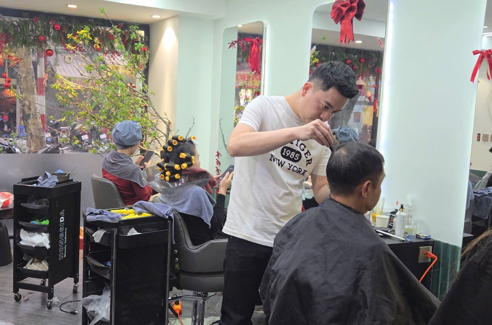 Salon tóc Hà Nội đông gấp 2 - 3 lần ngày thường, chị em chia sẻ bí quyết 