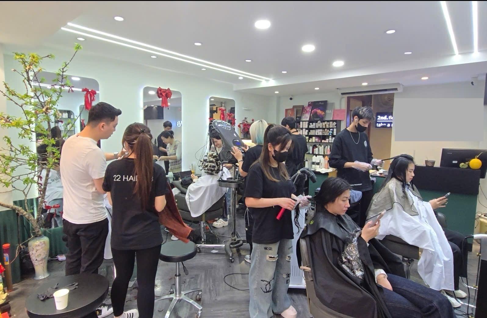 Salon tóc Hà Nội đông gấp 2 - 3 lần ngày thường, chị em chia sẻ bí quyết &quot;sinh tồn&quot; trong hành trình làm đẹp cuối năm- Ảnh 1.