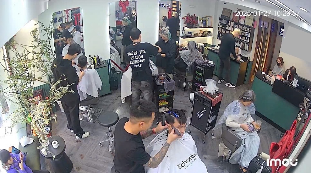 Salon tóc Hà Nội đông gấp 2 - 3 lần ngày thường, chị em chia sẻ bí quyết &quot;sinh tồn&quot; trong hành trình làm đẹp cuối năm- Ảnh 5.