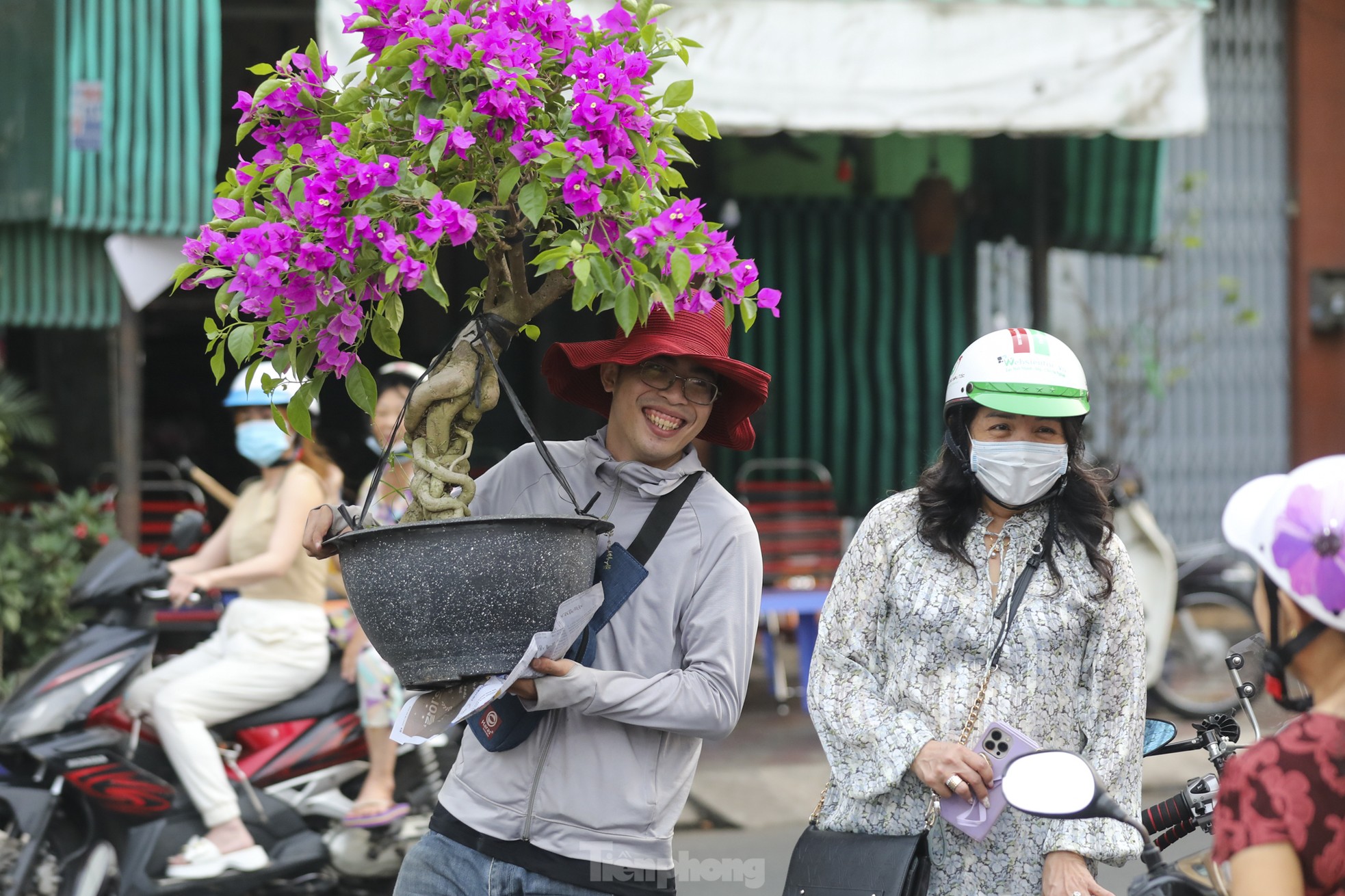Chợ hoa bến Bình Đông giảm sâu, người dân vẫn hỏi nhiều hơn mua - Ảnh 14. Chợ hoa bến Bình Đông giảm sâu, người dân vẫn hỏi nhiều hơn mua - Ảnh 14.