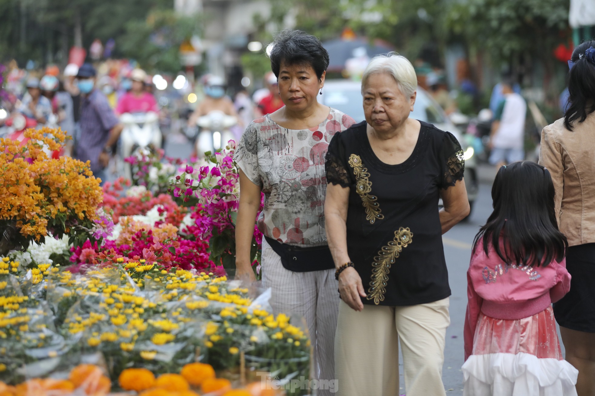 Chợ hoa bến Bình Đông giảm sâu, người dân vẫn hỏi nhiều hơn mua - Ảnh 15. Chợ hoa bến Bình Đông giảm sâu, người dân vẫn hỏi nhiều hơn mua - Ảnh 15.