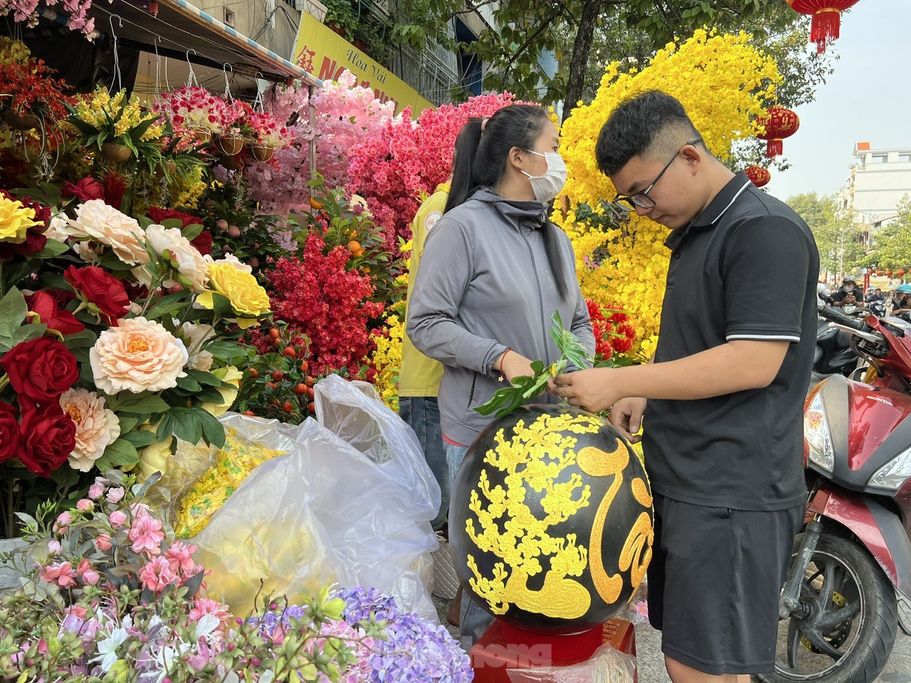 Hoa trái 'bất tử' đắt hàng ngày Tết - Ảnh 7.