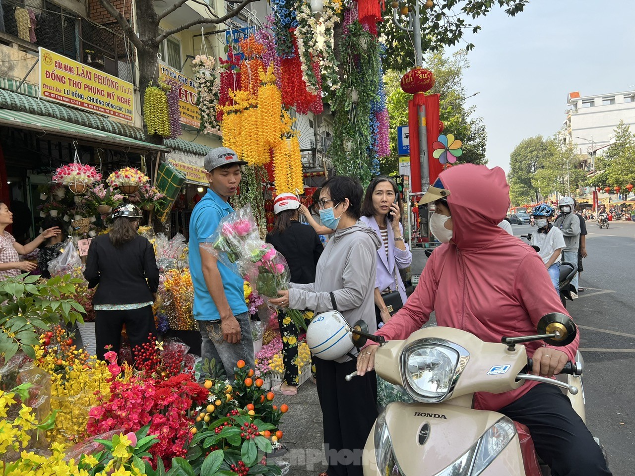 Hoa trái 'bất tử' đắt hàng ngày Tết - Ảnh 2.