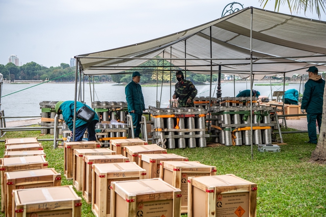 Bên trong trận địa pháo hoa ở Hà Nội: Tất cả đã sẵn sàng cho đêm giao thừa rực rỡ - Ảnh 2.