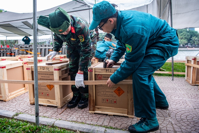 Bên trong trận địa pháo hoa ở Hà Nội: Tất cả đã sẵn sàng cho đêm giao thừa rực rỡ - Ảnh 4.