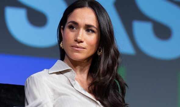 Meghan Markle &quot;suy sụp&quot; trước tin đồn xúc tiến xuất bản sách viết về cuộc ly hôn với Harry - Ảnh 1.