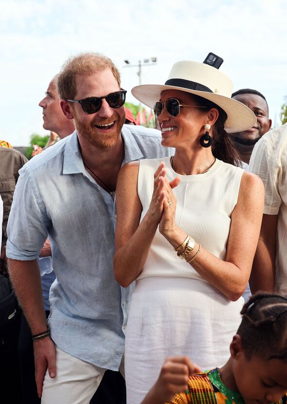 Meghan Markle &quot;suy sụp&quot; trước tin đồn xúc tiến xuất bản sách viết về cuộc ly hôn với Harry - Ảnh 2.