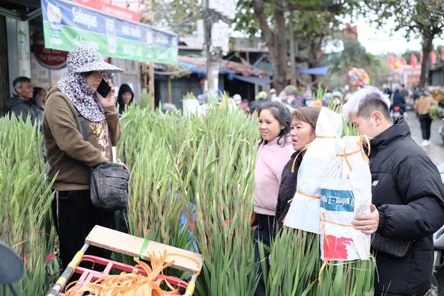 Tiểu thương &quot;chạy hàng&quot; trước thềm giao thừa, cây cảnh giá rẻ phủ khắp Hà Nội chiều 29 Tết - Ảnh 19.