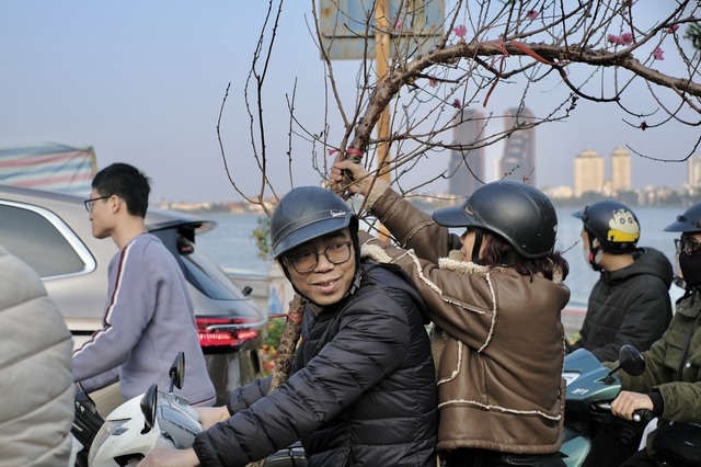 Tiểu thương &quot;chạy hàng&quot; trước thềm giao thừa, cây cảnh giá rẻ phủ khắp Hà Nội chiều 29 Tết - Ảnh 4.