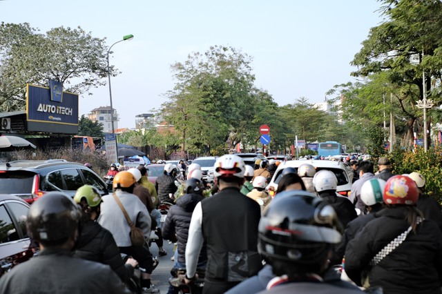 Tiểu thương &quot;chạy hàng&quot; trước thềm giao thừa, cây cảnh giá rẻ phủ khắp Hà Nội chiều 29 Tết - Ảnh 1.