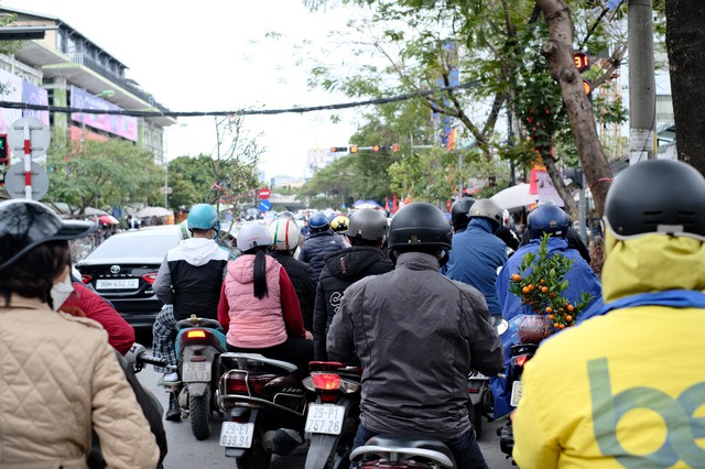 Tiểu thương &quot;chạy hàng&quot; trước thềm giao thừa, cây cảnh giá rẻ phủ khắp Hà Nội chiều 29 Tết - Ảnh 2.