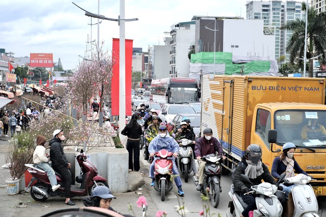 Tiểu thương &quot;chạy hàng&quot; trước thềm giao thừa, cây cảnh giá rẻ phủ khắp Hà Nội chiều 29 Tết - Ảnh 3.