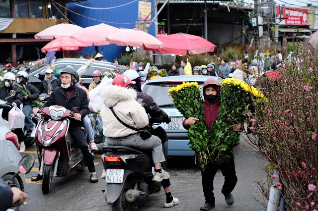 Tiểu thương &quot;chạy hàng&quot; trước thềm giao thừa, cây cảnh giá rẻ phủ khắp Hà Nội chiều 29 Tết - Ảnh 20.