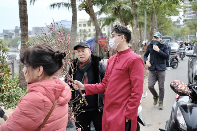 Tiểu thương &quot;chạy hàng&quot; trước thềm giao thừa, cây cảnh giá rẻ phủ khắp Hà Nội chiều 29 Tết - Ảnh 18.