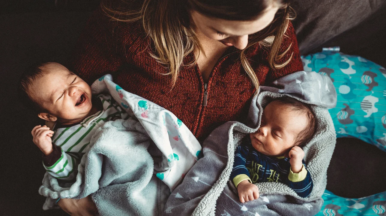 Mới sinh đôi được 2 tháng, chăm con quấy khóc cả đêm rét căm căm mà mẹ chồng vẫn trách: "Không đón giao thừa với cả nhà!" - Ảnh 1.