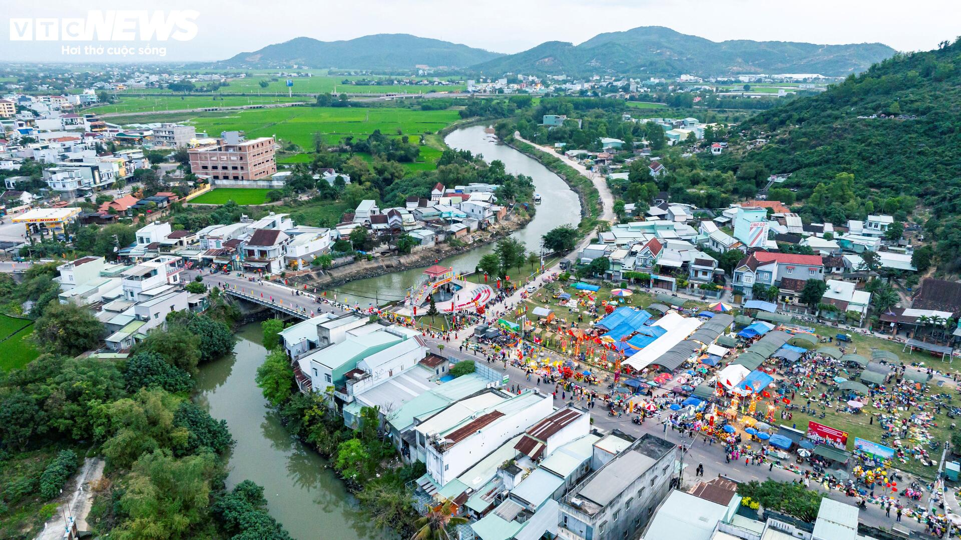 Chợ gần 300 tuổi tại Bình Định, mỗi năm họp 1 lần để cầu lộc, không cần lỗ lãi - Ảnh 10.