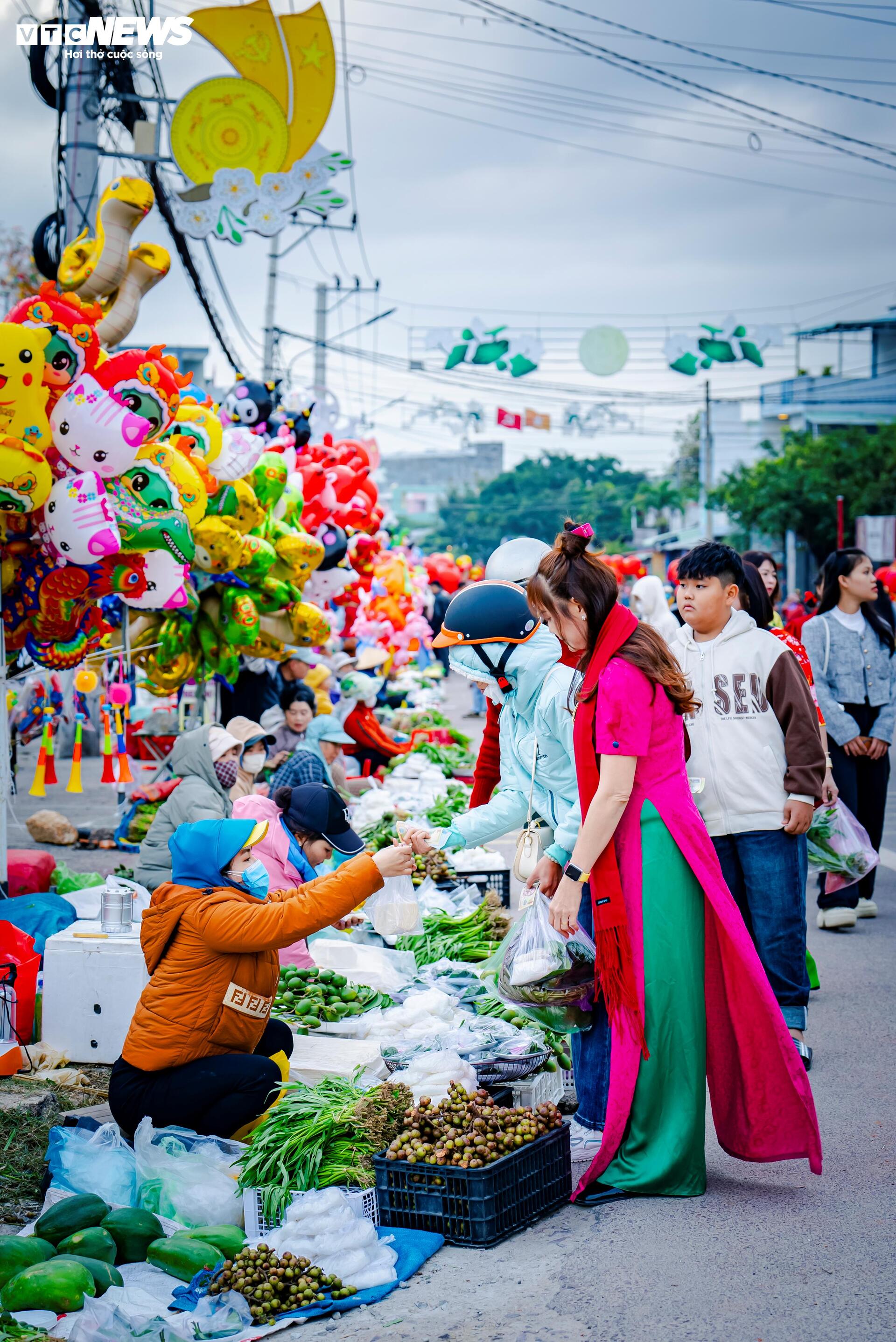 Chợ gần 300 tuổi tại Bình Định, mỗi năm họp 1 lần để cầu lộc, không cần lỗ lãi - Ảnh 4.