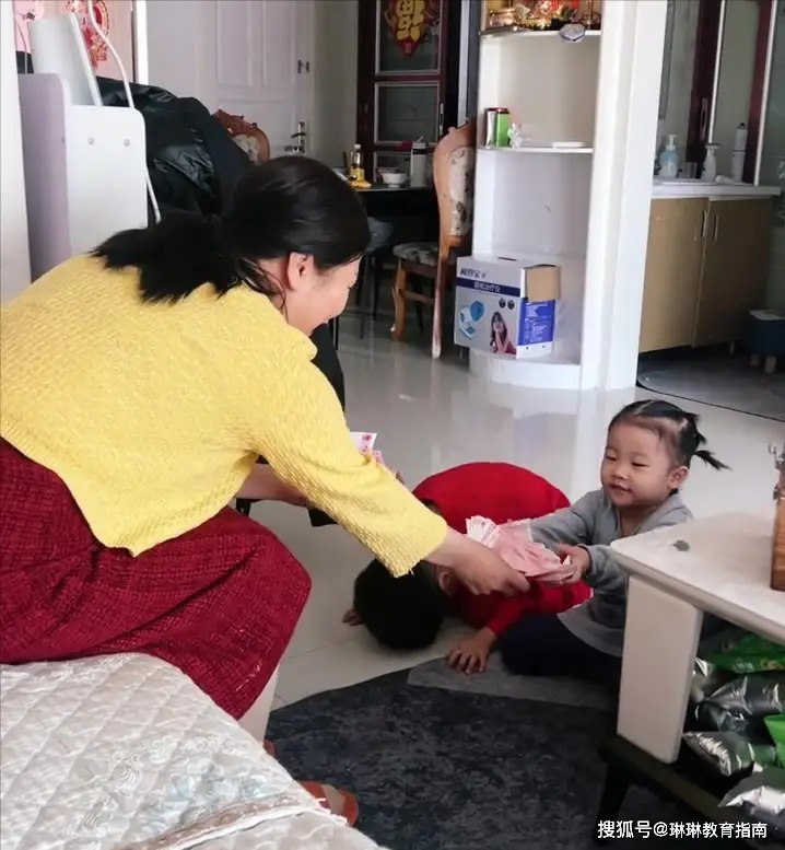 Con gái hỏi &quot;Tại sao bà nội lại lì xì ít hơn bà ngoại?&quot;, câu trả lời của nàng dâu khiến cả nhà chồng xuýt xoa: Sao mà khéo thế! - Ảnh 1.