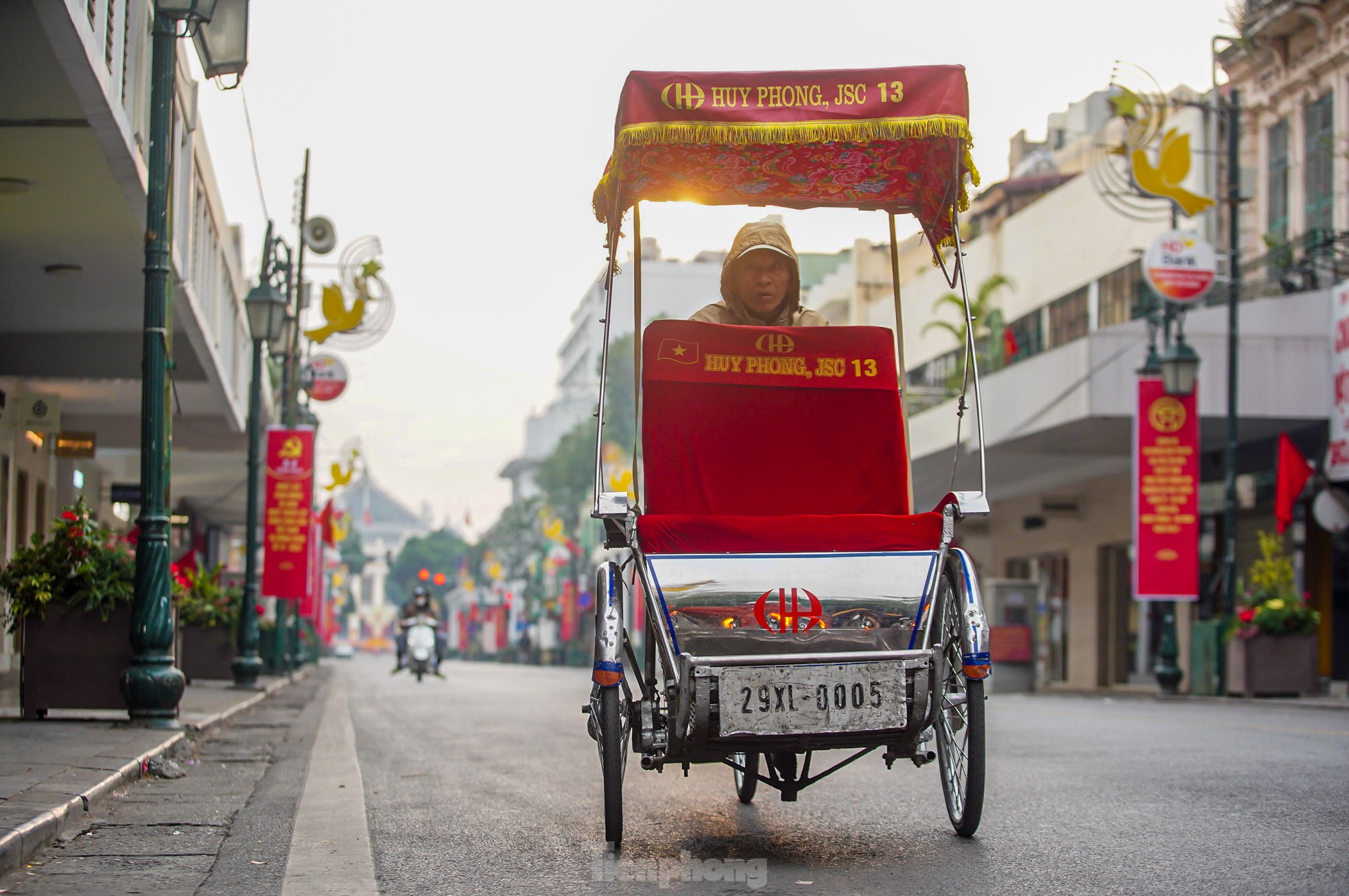 Phố phường Hà Nội bình yên sáng mùng 1 Tết - Ảnh 15.