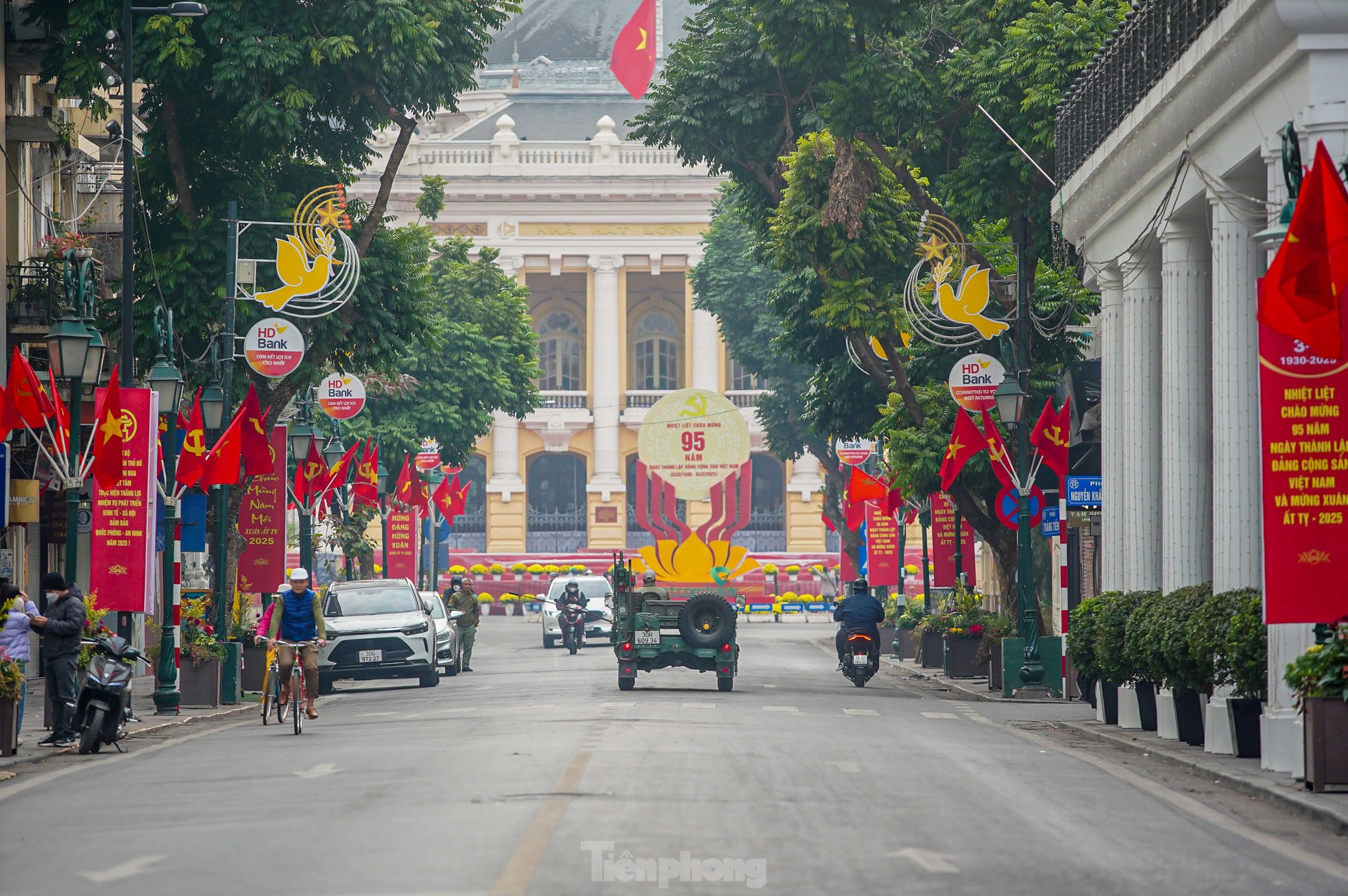 Phố phường Hà Nội bình yên sáng mùng 1 Tết - Ảnh 16.