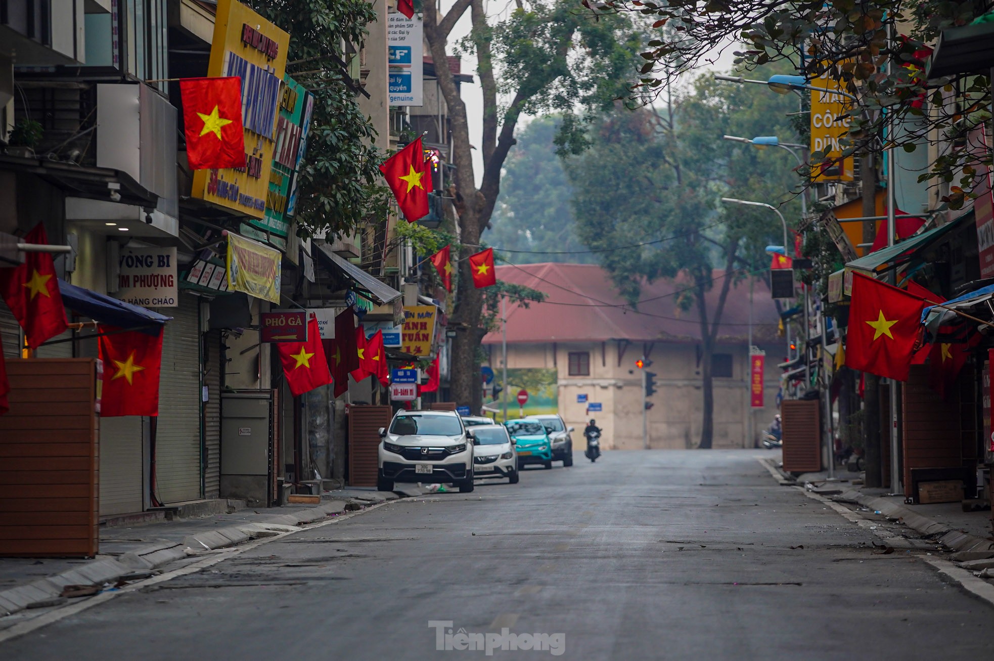 Phố phường Hà Nội bình yên sáng mùng 1 Tết - Ảnh 3.