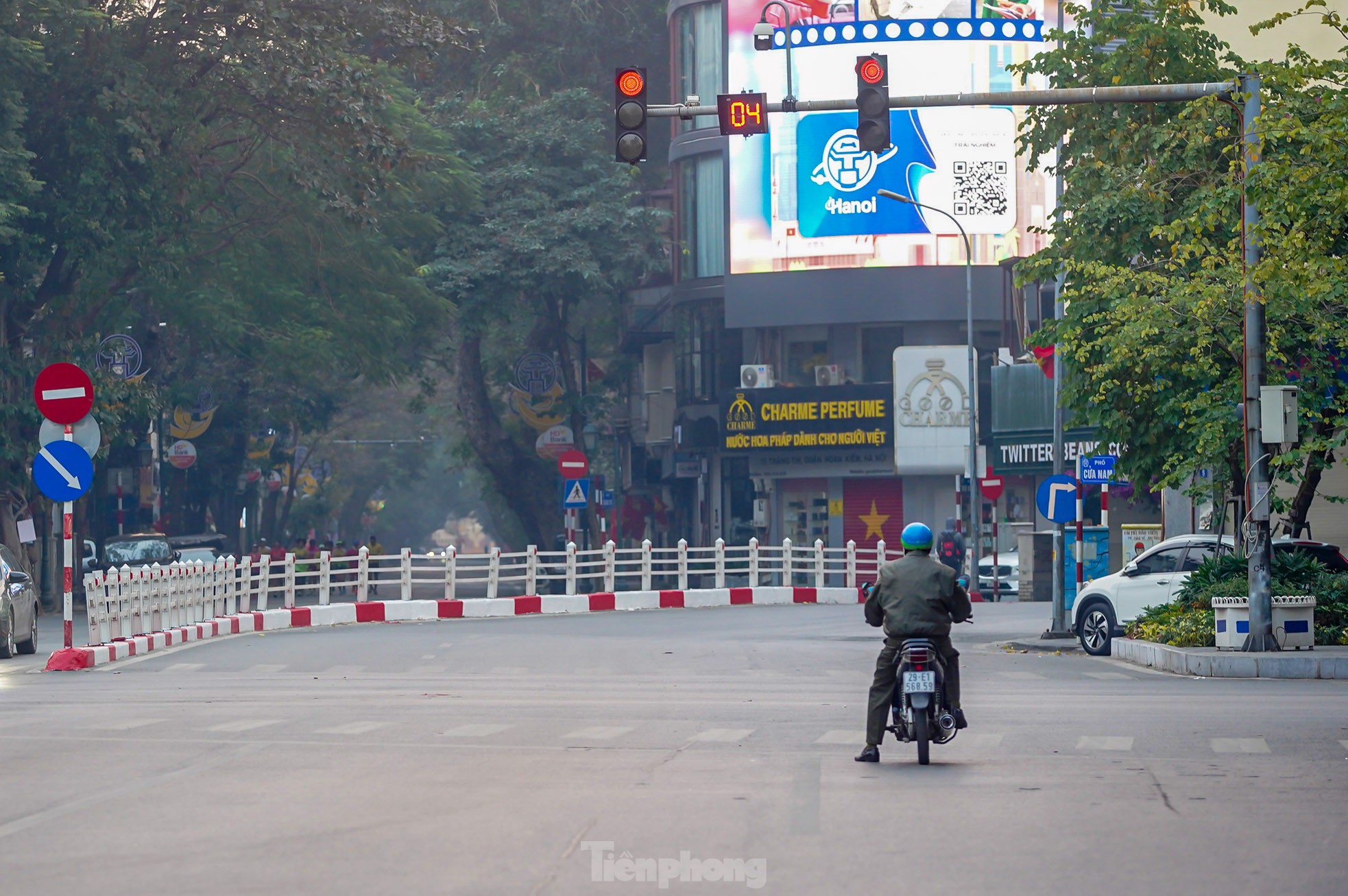 Phố phường Hà Nội bình yên sáng mùng 1 Tết - Ảnh 4.