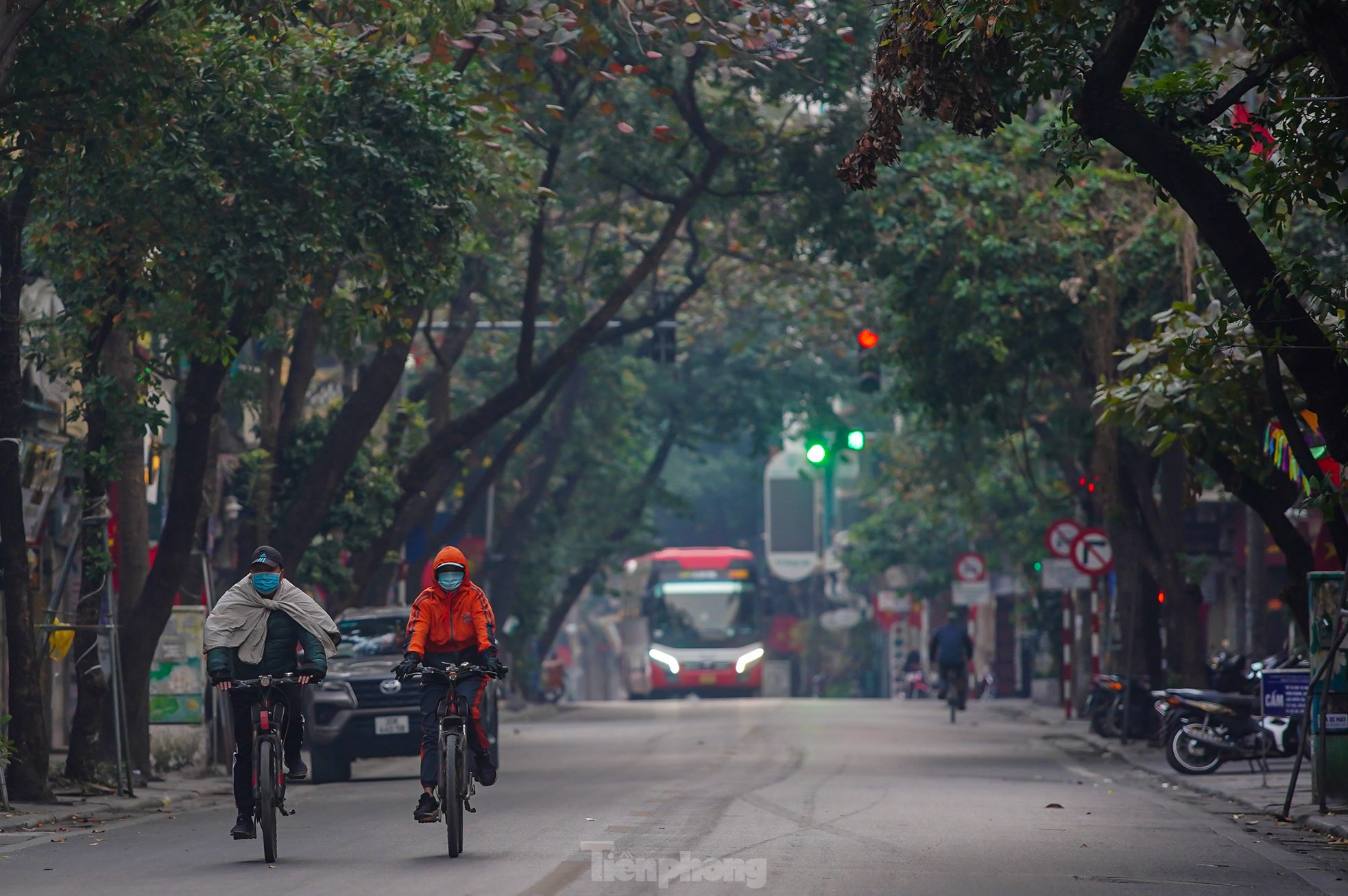 Phố phường Hà Nội bình yên sáng mùng 1 Tết - Ảnh 6.