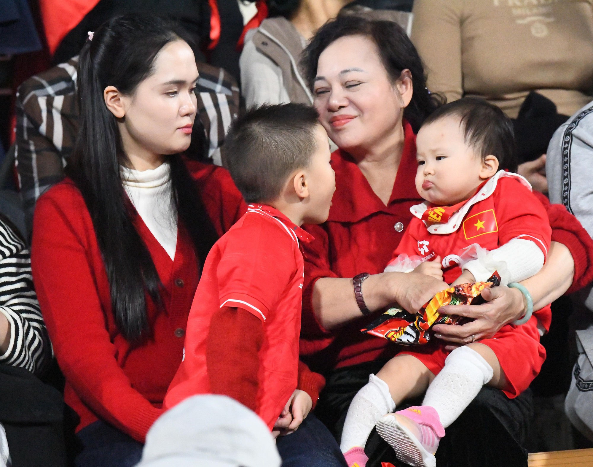 Xúc động: Duy Mạnh xin được nán lại với con thêm vài giây, hôn tạm biệt để bố đi làm nhiệm vụ cho đất nước- Ảnh 3.