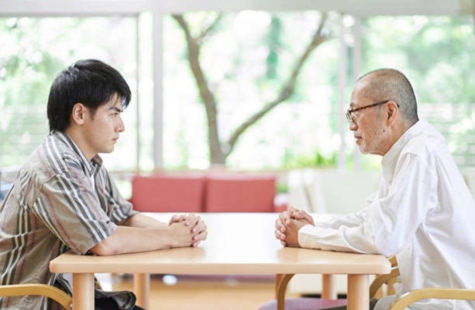 Bố chồng từ chối sang tên đất cho con dâu, chồng tôi chỉ vào người mẹ đang ngồi trên giường nói câu làm ông ấy vội thay đổi quyết định - Ảnh 1. Bố chồng từ chối sang tên đất cho con dâu, chồng tôi chỉ vào người mẹ đang ngồi trên giường nói câu làm ông ấy vội thay đổi quyết định - Ảnh 1.