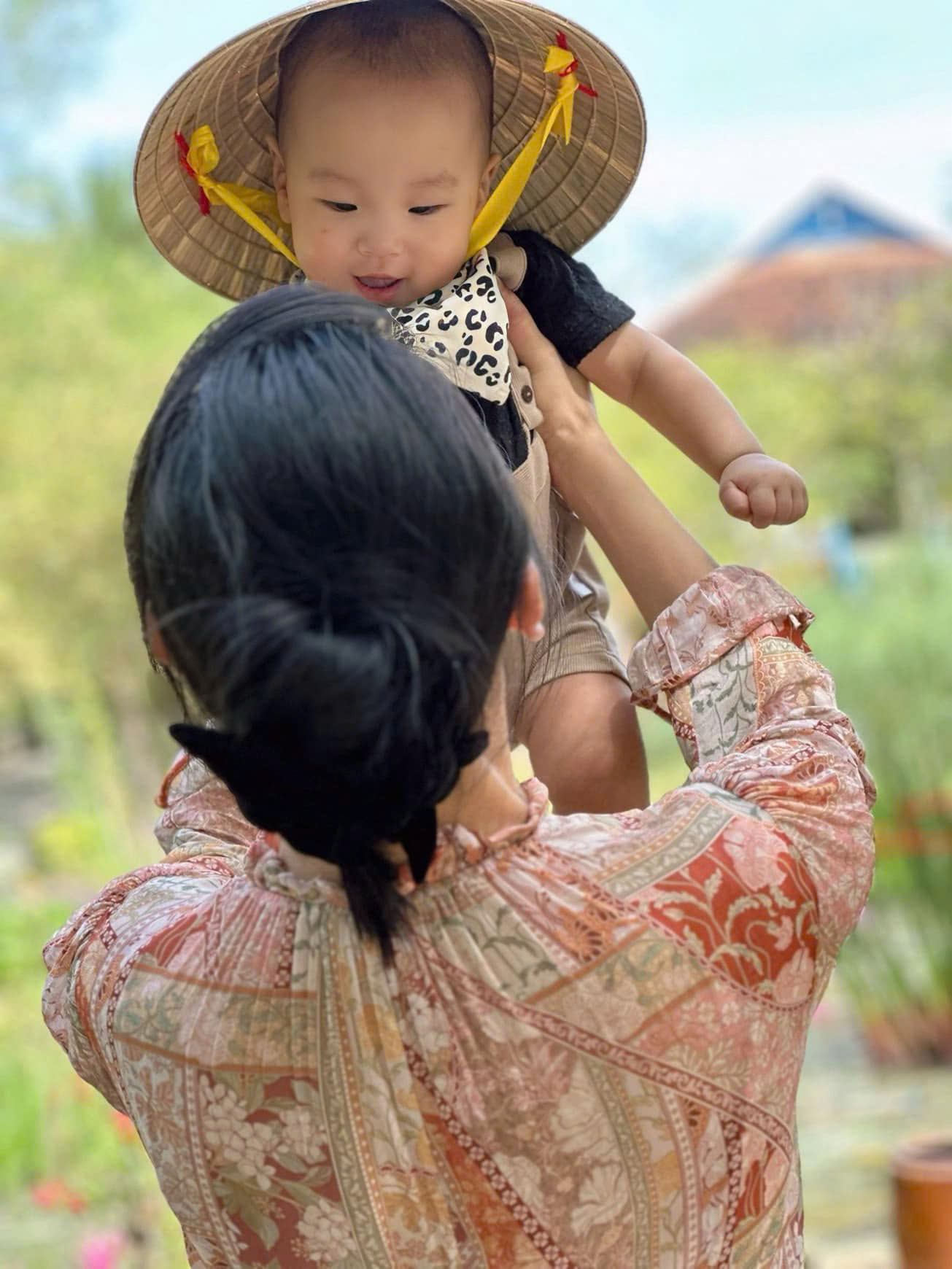 Biểu cảm gây chú ý của quý tử nhà shark Bình - Phương Oanh- Ảnh 1.