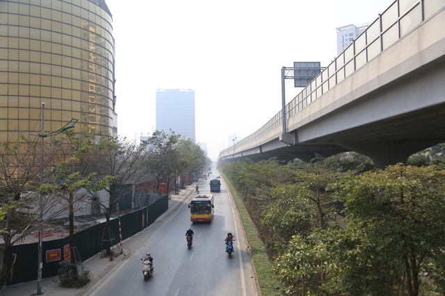 Toàn cảnh Hà Nội trong ngày ô nhiễm không khí nhất thế giới: Bụi mờ bao phủ từ sáng đến đêm - Ảnh 3.