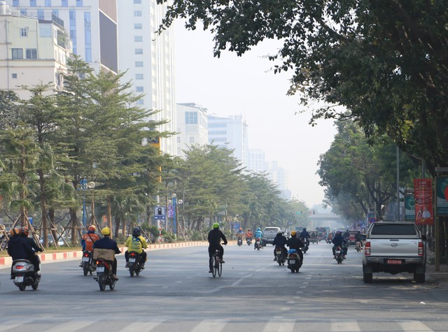 Toàn cảnh Hà Nội trong ngày ô nhiễm không khí nhất thế giới: Bụi mờ bao phủ từ sáng đến đêm - Ảnh 4.