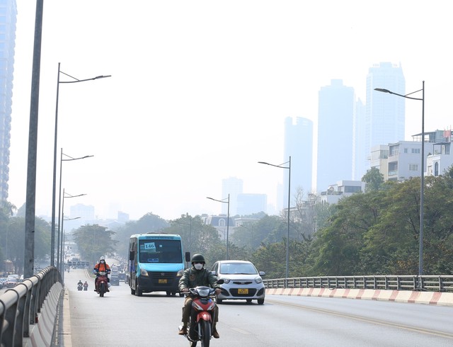 Toàn cảnh Hà Nội trong ngày ô nhiễm không khí nhất thế giới: Bụi mờ bao phủ từ sáng đến đêm - Ảnh 15.