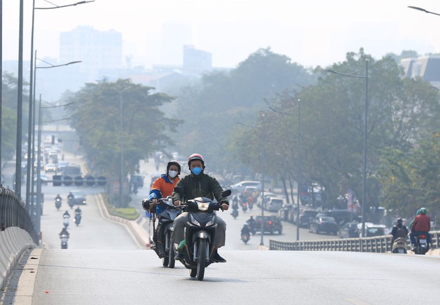 Toàn cảnh Hà Nội trong ngày ô nhiễm không khí nhất thế giới: Bụi mờ bao phủ từ sáng đến đêm - Ảnh 9.