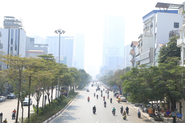 Toàn cảnh Hà Nội trong ngày ô nhiễm không khí nhất thế giới: Bụi mờ bao phủ từ sáng đến đêm - Ảnh 14.